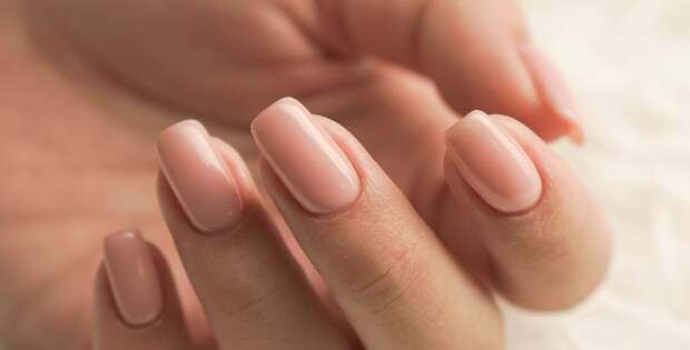 Как стеклышко: безупречный и дорогой маникюр для яркой весны