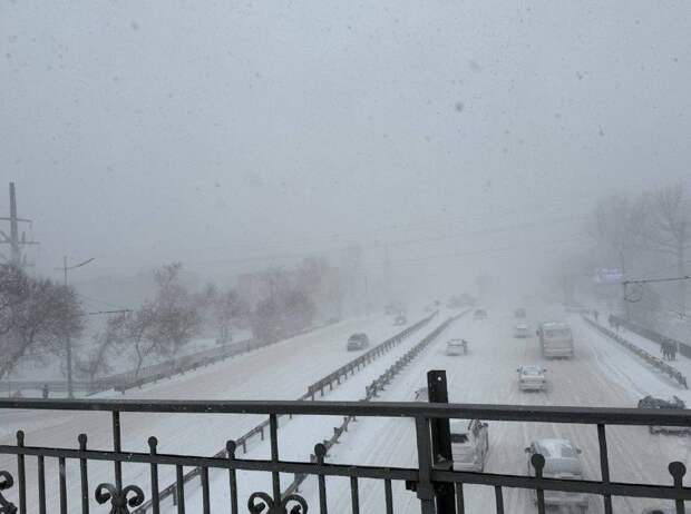 Ситуация на дорогах Владивостока: снег создаёт трудности, уборка не помогает