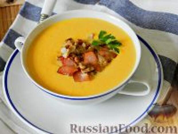 Фото к рецепту: Суп-пюре из тыквы, с беконом и орехами