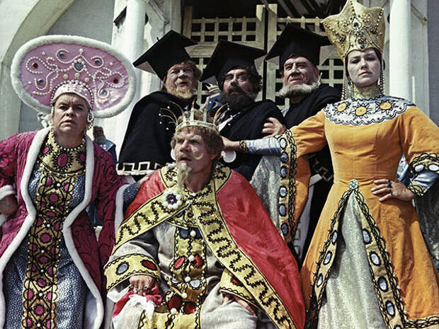 кадр из фильма «Огонь, вода и... медные трубы», 1967 год (Л. Королёва слева)