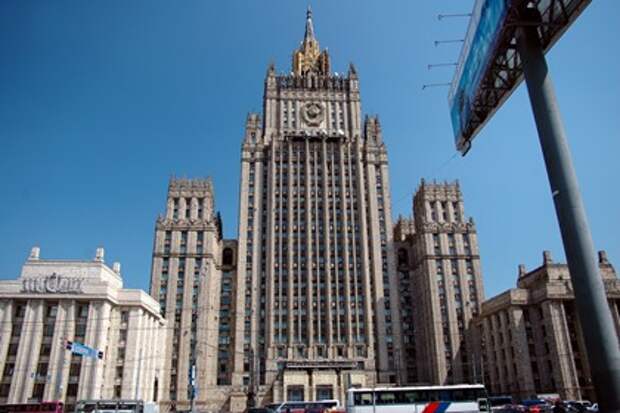 Задержанных в Киеве сотрудников российского посольства отпустили Задержанных в Киеве сотрудников российского посольства отпустили