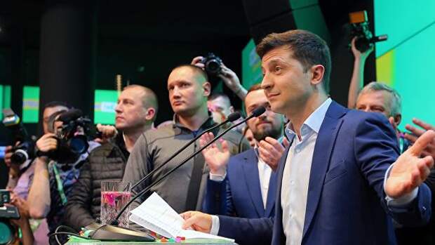 Владимир Зеленский во время объявления первых итогов голосования второго тура выборов президента Украины Владимир Зеленский во время объявления первых итогов голосования второго тура выборов президента Украины