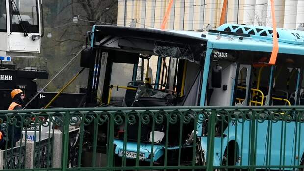 Водитель упавшего в Мойку автобуса в Петербурге признал свою вину