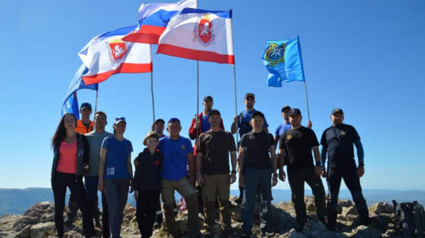 В День Государственного герба и флага Крыма спасатели водрузили флаг республики на вершину Чатыр-Дага
