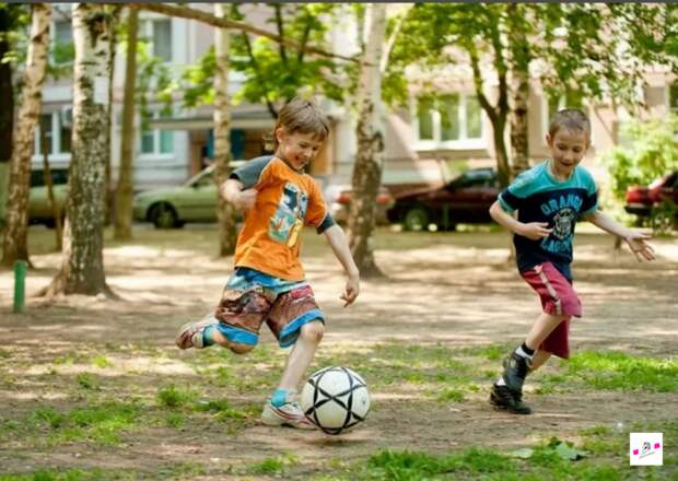 Фото - google.ru Дети играют в футбол