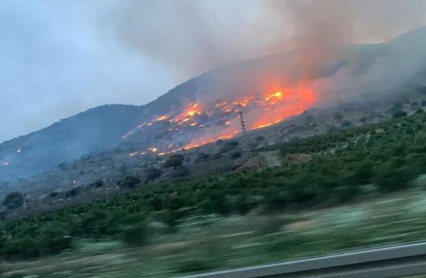 Пожары на израильской стороне после обстрелов из Ливана возле Кирьят-Шмоны