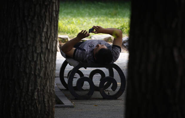 Отпуск российских мужчин в мае описали словами «предпочитают тюлений отдых»