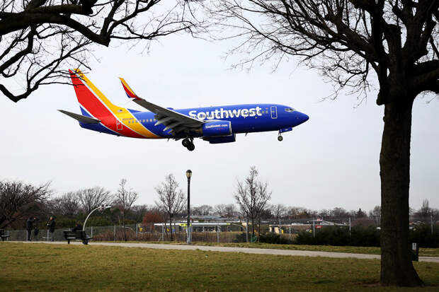 Пилот пассажирского самолета получил дисплеем по голове во время взлета и потерял сознание