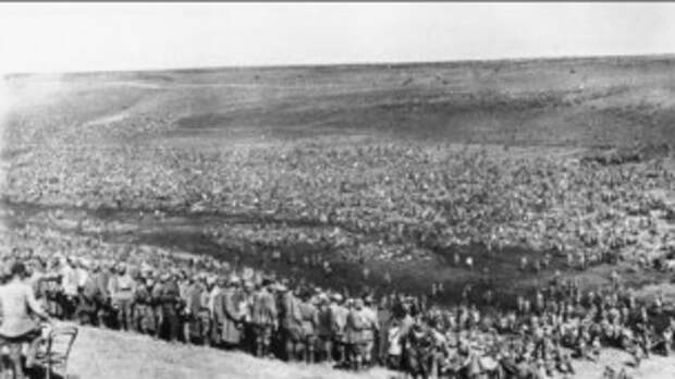 Советские военнопленные под Харьковом в 1942 году 