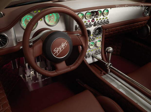 Салон голландского спортивного автомобиля Spyker C8 Preliator.