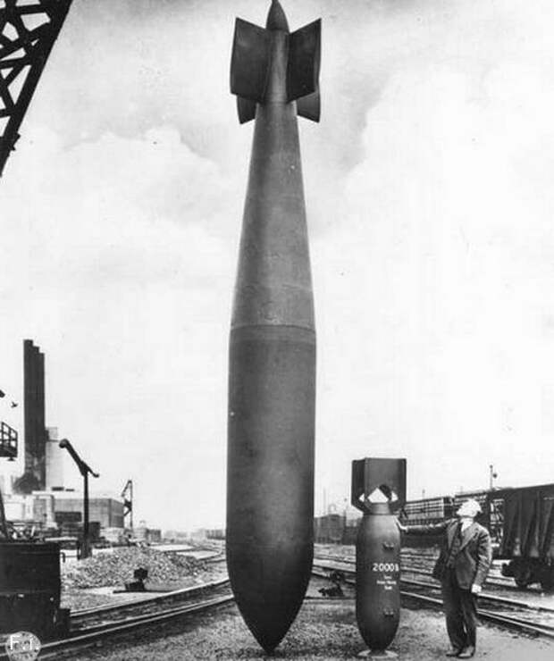 А это уже 10-тонная «Grand Slam» в сравнении со стандартной бомбой калибра 2000 lb. Великая отечественая война, архивные фотографии, вторая мировая война
