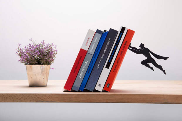 книжная полка с супергероями 