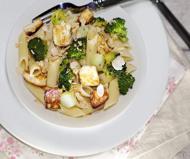 Соус с козьим сыром и брокколи. \ Фото: mamina.fr.