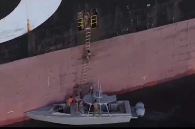 Появились первые кадры захвата КСИР двух кораблей в Ормузском проливе