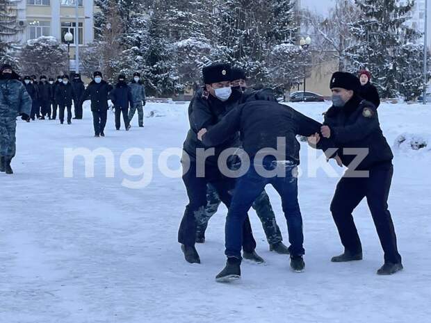 В Уральске полицейские проводят задержания