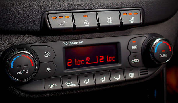 Автомобильный кондиционер способен работать и зимой. Главное, чтобы за бортом было не очень холодно. Блок климат-контроля