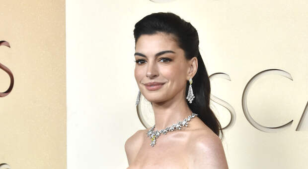 Актриса Энн Хэтэуэй снялась в платье с глубоким декольте после слухов о пластике