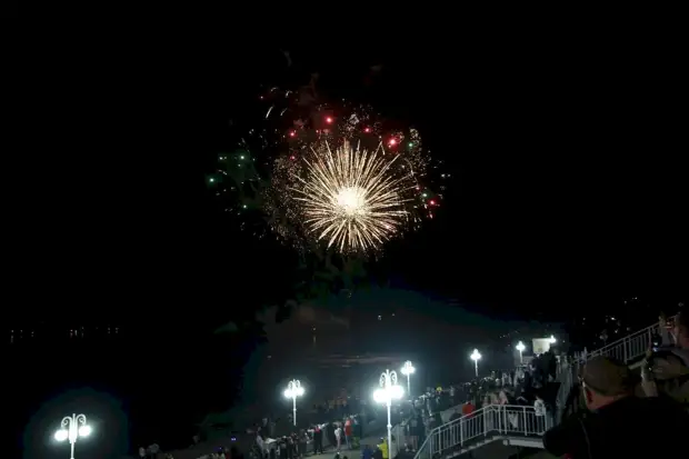 В Барнауле состоялся праздничный салют над Обью. Фото и видео