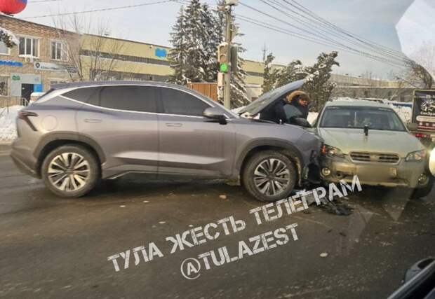 На выезде из Тулы китайский кроссовер столкнулся с Subaru