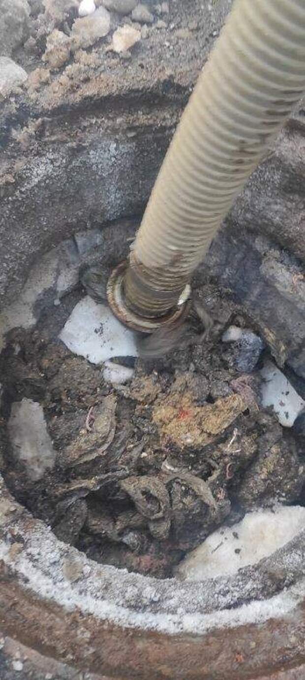 В Приморском районе устранен очередной серьезный засор канализации