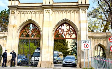 На фото: сотрудники полиции у въезда на территорию дипмиссии РФ в Праге, Чехия