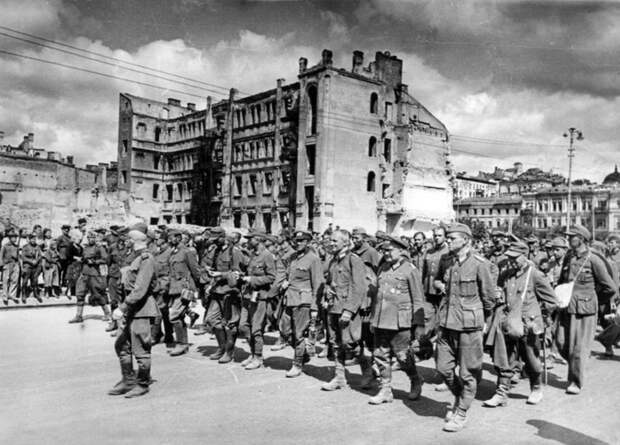 Марш пленных немецких солдат в Киеве