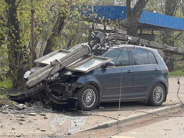 Ещё фото с места ДТП, где автомобиль сбил столб на ул