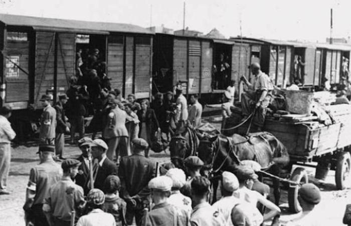 Более 70 лет назад 32 тыс. украинцев, которые проживали в нескольких десятках украинских сел и городе Нижние-Устрики, были переселены в Одесскую, Сталинскую (ныне Донецкую), Херсонскую и Николаевскую области./Фото: static.espreso.tv Более 70 лет назад 32 тыс. украинцев, которые проживали в нескольких десятках украинских сел и городе Нижние-Устрики, были переселены в Одесскую, Сталинскую (ныне Донецкую), Херсонскую и Николаевскую области./Фото: static.espreso.tv