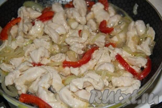 Обжарить курицу с овощами на среднем огне в течение 5-7 минут, периодически перемешивая.