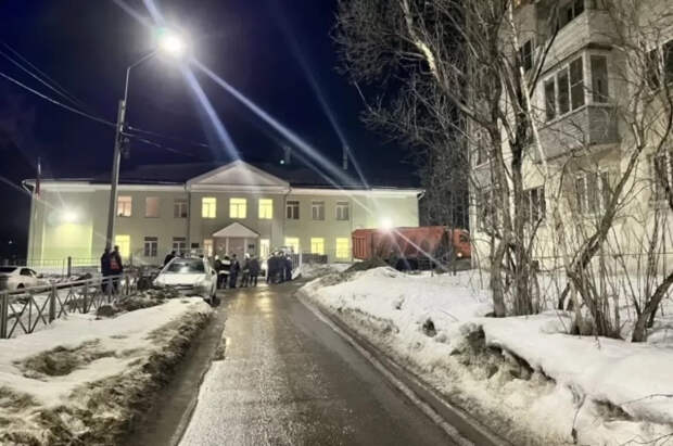 В Костроме возле гимназии нашли обломки БПЛА, людей эвакуируют