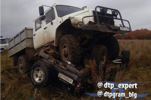 Очевидцы: в Приамурье грузовик егеря наехал на внедорожник браконьеров 