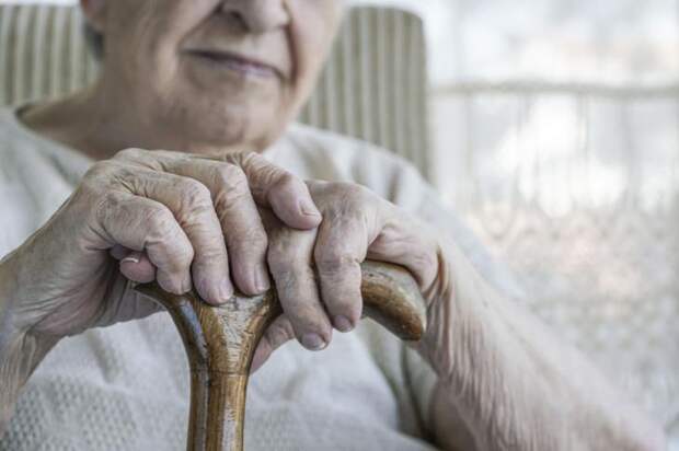 Дети, воспитанные бабушкой и мамой: в чем разница?Elderly woman holding hands on her cane