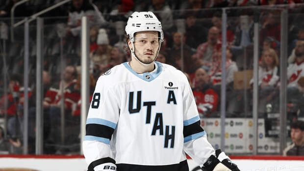 В НХЛ назвали Сергачёва иконой стиля за фото в ушанке и солнцезащитных очках