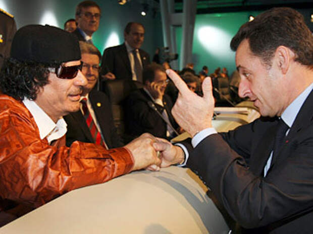 Муаммар Каддафи и Николя Саркози. Фото: Antonio Cotrim / Reuters