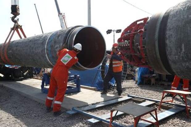 Workers are seen at the construction site of the Nord Stream 2 gas pipeline, near the town of Kingisepp, Leningrad region, Russia, June 5, 2019. REUTERS/Anton Vaganov