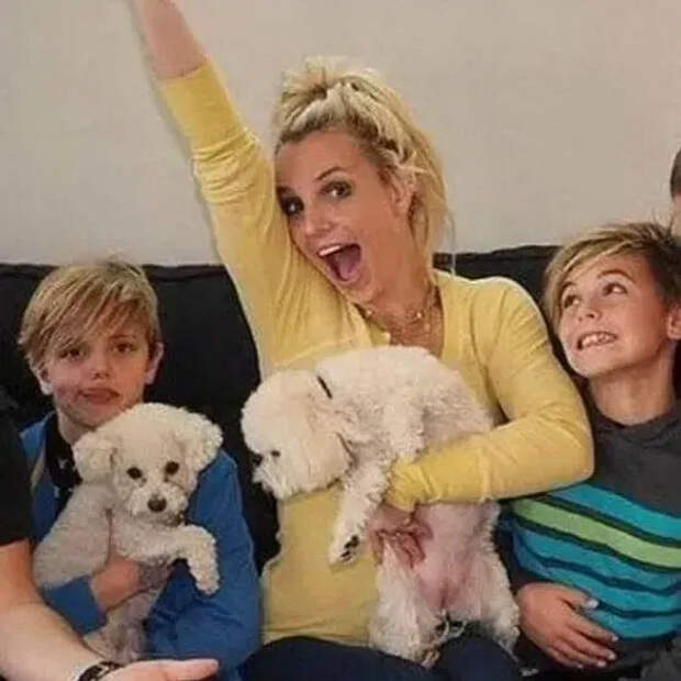 Бритни Спирс с сыновьями