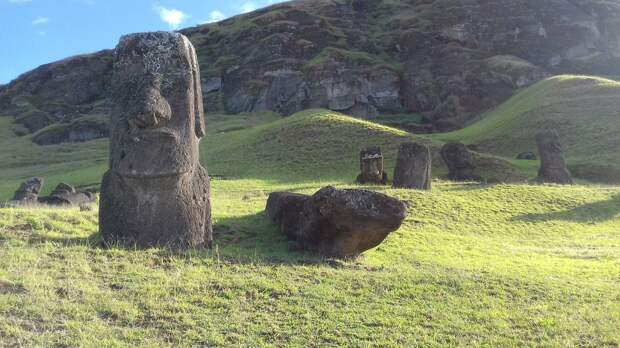Крупный природный пожар повредил древние каменные статуи на острове Пасхи в Тихом океане