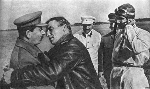 Советский начальственный мужской поцелуй: история целой эпохи