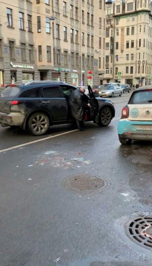 После ДТП в Питере громилы с автоматом вытащили девушку-водителя из авто и увезли в своем внедорожнике После ДТП в Питере громилы с автоматом вытащили девушку-водителя из авто и увезли в своем внедорожнике