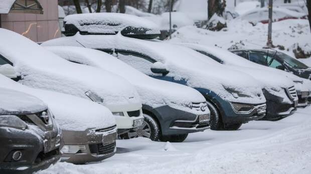 Россиянам напомнили о действиях при повреждении машины на парковке
