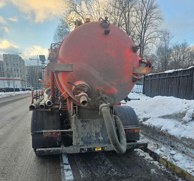 В Красногвардейском районе пресекли нелегальный слив отходов в канализацию