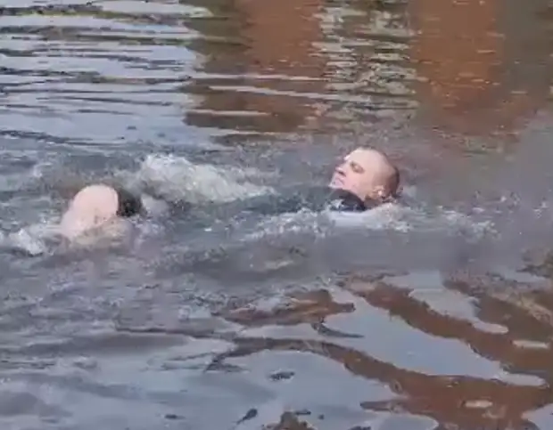 Машина тонет. Потоп в симферополе. Наводнение прикол. Че поплыл. Приплыли прикол.