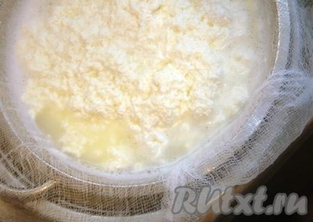 И аккуратно перельем в марлю творожную массу из кастрюли.