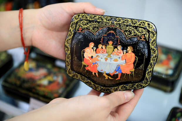 Как существует старинный Палех, где каждый восьмой житель - художник