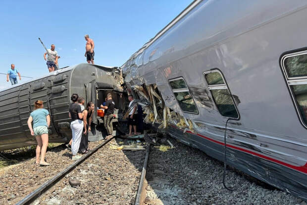 "Интерфакс": после аварии поезда в больницу доставлены 30 человек