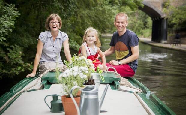 Лондон сегодня: молодая семья живет  в лодке  26 метров на четверых