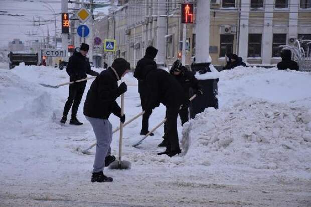 В Тамбове студенты за плату помогают расчищать город от снега