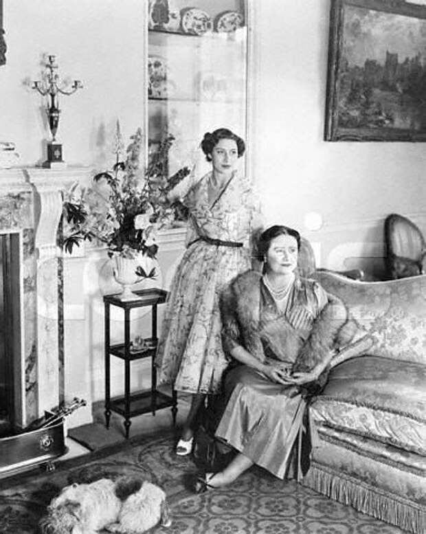 Редкое фото принцессы Елизваты и королевы-матери в Утренней комнате Кларенс-Хауса. 