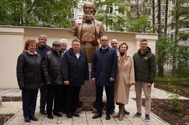 В Петербурге открыли бюст Константина Циолковского