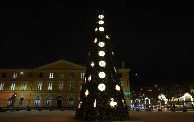 По буквам на ёлке можно изучать азбуку
